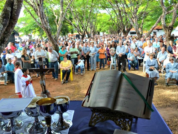 Administração estima que duas mil pessoas participaram de missa (Foto: Dennis Weber/G1)