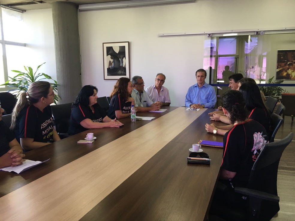 Prefeito Nelson Bugalho (PTB) se reuniu com uma comissão de professores para ouvir as reivindicações (Foto: Wellington Roberto/G1)