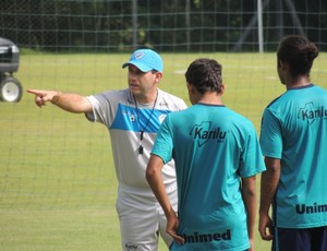 Claudio Tencati orienta Celsinho no treino do Londrina (Foto: Pedro A. Rampazzo/Site oficial do Londrina)