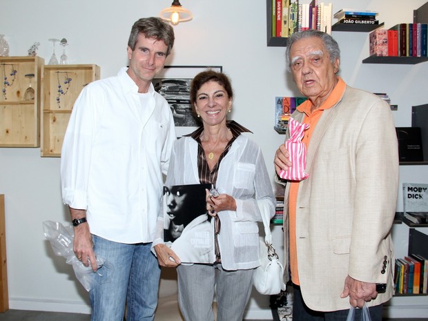 Marília Pêra com o marido, Bruno Faria, em lançamento de livro na Zona Sul do Rio (Foto: Alex Palarea/ Ag. News)