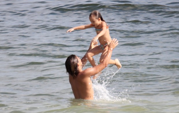  Ivan Mendes vai com irmã e mãe à praia de Ipanema, RJ (Foto: Rodrigo dos Anjos / Agnews)