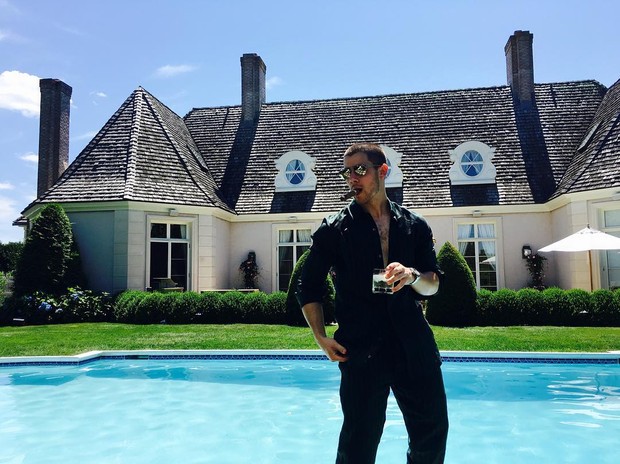 Nick Jonas em mansão nos Hamptons (Foto: Reprodução / Instagram)