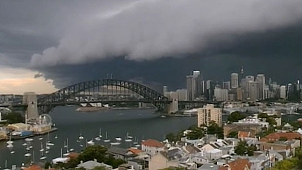 Nuvens invadiram baía de Sydney e trouxeram a tempestade (Foto: BBC)