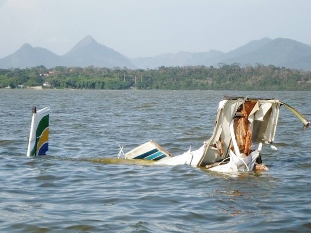 Avião de pequeno porte caiu na tarde desta segunda-feira (21).  (Foto: Romário Barros/ Lei Seca Maricá )