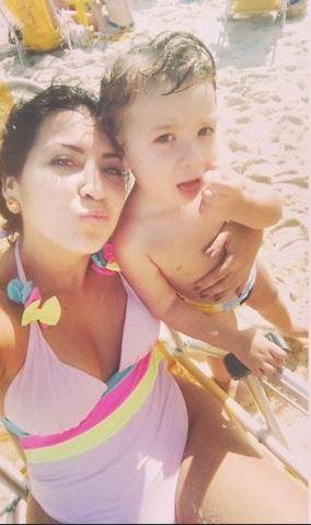 Priscila Pires com o filho na praia (Foto: Reprodução/Instagram)