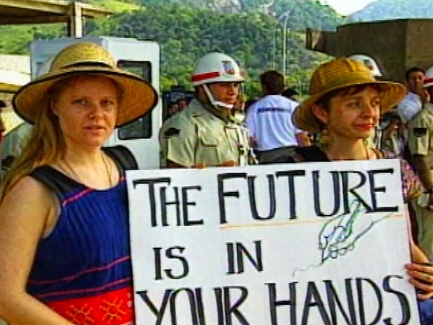 Durante a Eco-92, duas turistas faziam um alerta com um cartaz: "O futuro está nas suas mãos" (The future is in your hands, na sigla em inglês) (Foto: Reprodução/TV Globo)