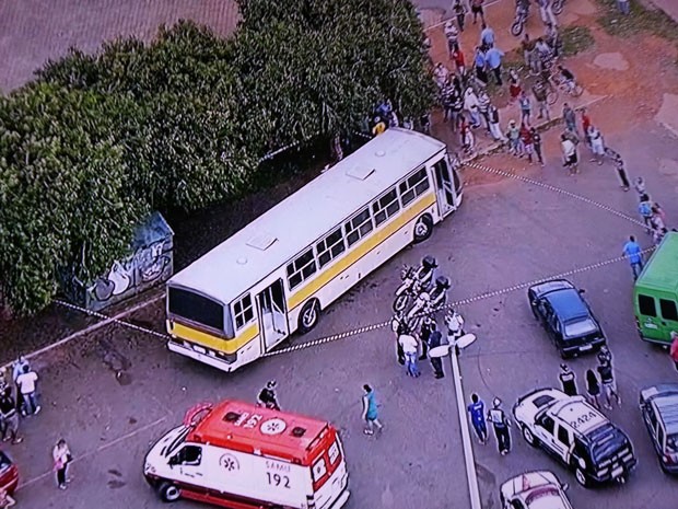 Ônibus atingido em tiroteio em Ceilândia, no Distrito Federal, no início da tarde desta quarta-feira (29) (Foto: TV Globo/Reprodução)