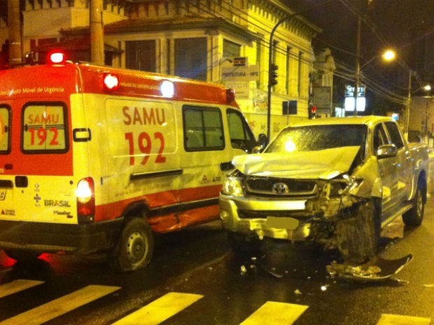 Acidente entre caminhonete e ambulância, em Juiz de Fora (Foto: PM/Divulgação)