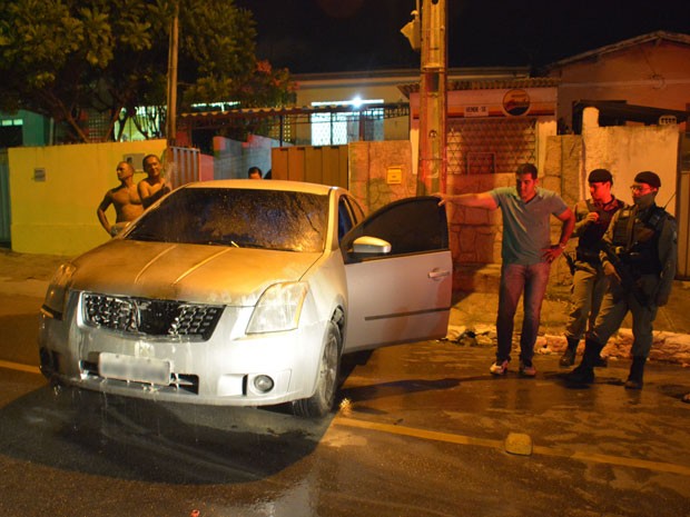 G1 Carro é incendiado no bairro de Cruz das Armas em João Pessoa