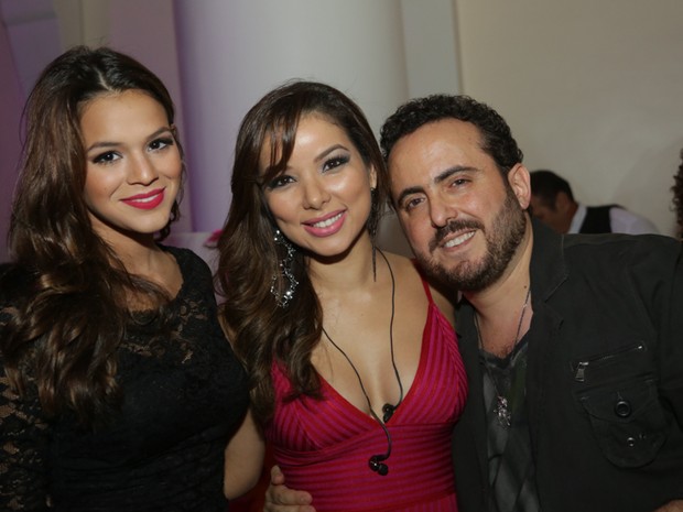 Bruna Marquezine, cantora Liah Soares e o empresário Isaac Azar em festa na Zona Sul do Rio (Foto: Miguel Sá/ Divulgação)