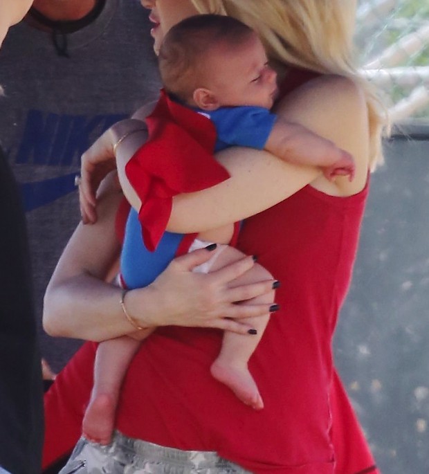 Apollo, caçula de Gwen Stefani, com roupa do Super Homem (Foto: X17)