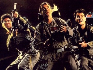 Ramis, Murray e Aykroyd, em cena de 'Os caça-fantasmas': terceiro filme deve sair entre 2011 e 2012. (Foto: Divulgação)