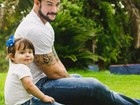 Ex-BBB Rodrigo Carvalho faz post emocionado sobre a filha fofa
