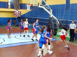 A equipe feminina de basquete venceu Rondônia e precisa de uma vitória para passar de fase (Foto: Marcus Mesquita/Seduc-TO)