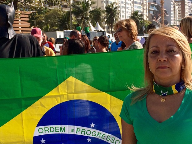 Ivanilda Lopes, dona de casa de 50 anos, protesta em Copacabana (Foto: Henrique Coelho/G1)