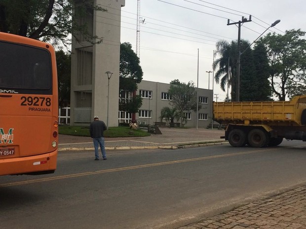 Ladrões roubaram um caminhão e um ônibus e colocaram na frente da prefeitura para bloquear a rua (Foto: Rafael Nascimento/RPC)