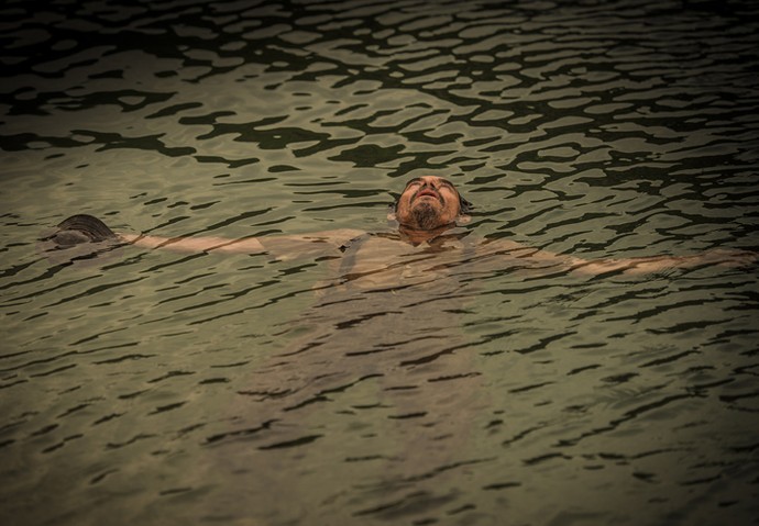 Belmiro se refresca na água do rio após dias sofrendo com a seca (Foto: Caiuá Franco/ Globo)