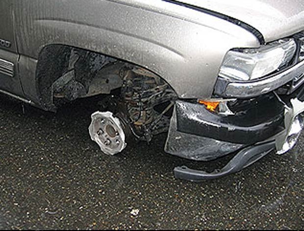 Em abril de 2011, um motorista bêbado foi preso após ser flagrado dirigindo sem uma das rodas em uma estrada no condado de  Pierce, no estado de Washington (EUA).  O homem dirigiu por mais de 15 quilômetros sem uma das rodas. (Foto: Reprodução)