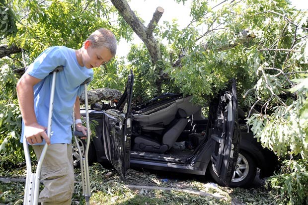 Queda de árvore deixou carro destruído em Lynchburg, na Virgínia. (Foto: Parker Michels-Boyce/The News &amp; Advance/AP)