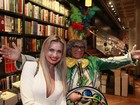 Veridiana Freitas ganha chamego de 'Chacrinha' em lançamento de livro