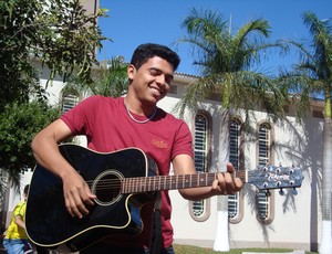 Augusto Penna - amigo Romarinho faz música - Palestina (Foto: Marcos Lavezo / Globoesporte.com)