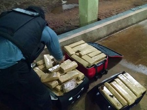 Droga foi encontrada em malas (Foto: Divulgação/PRF)