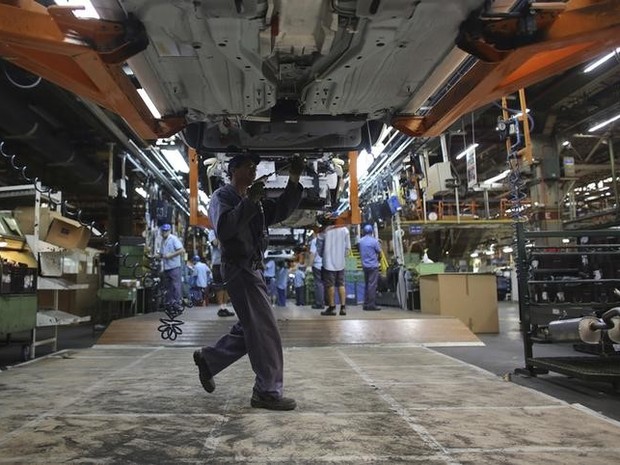 Funcionário trabalhando em fábrica de automovéis em São Paulo (Foto: REUTERS/Nacho Doce)