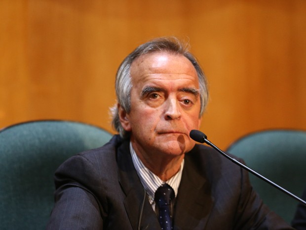 Nestor Cerveró permanece em silêncio durante sessão de depoimento na CPI da Petrobrás, realizada na Justiça Federal, em Curitiba (PR), nesta segunda-feira (10) (Foto: Geraldo Bubniak/AGB/Estadão Conteúdo)