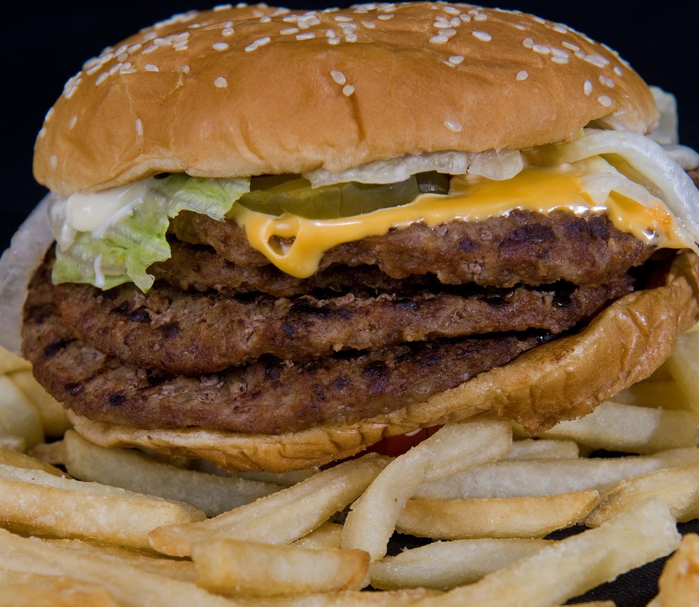 Fast food: regulamentação sobre gordura trans em regiões de Nova York levou a diminuição do número de hospitalizações por infarto e AVC (Foto: Paul J. Richards / AFP)