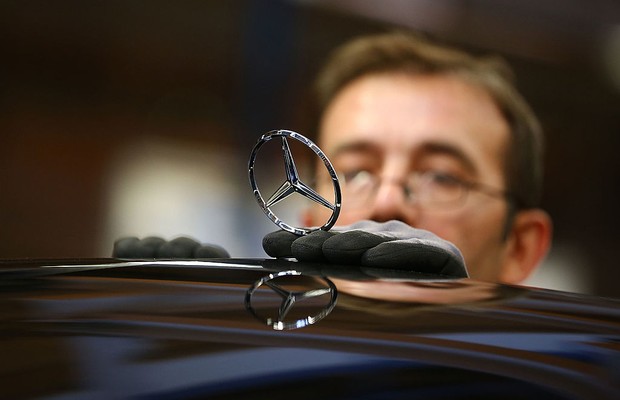 Funcionário na linha de produção da fábrica da Mercedes-Benz (Foto: Thomas Niedermueller/Getty Images) Funcionário na linha de produção da fábrica da Mercedes-Benz (Foto: Thomas Niedermueller/Getty Images)