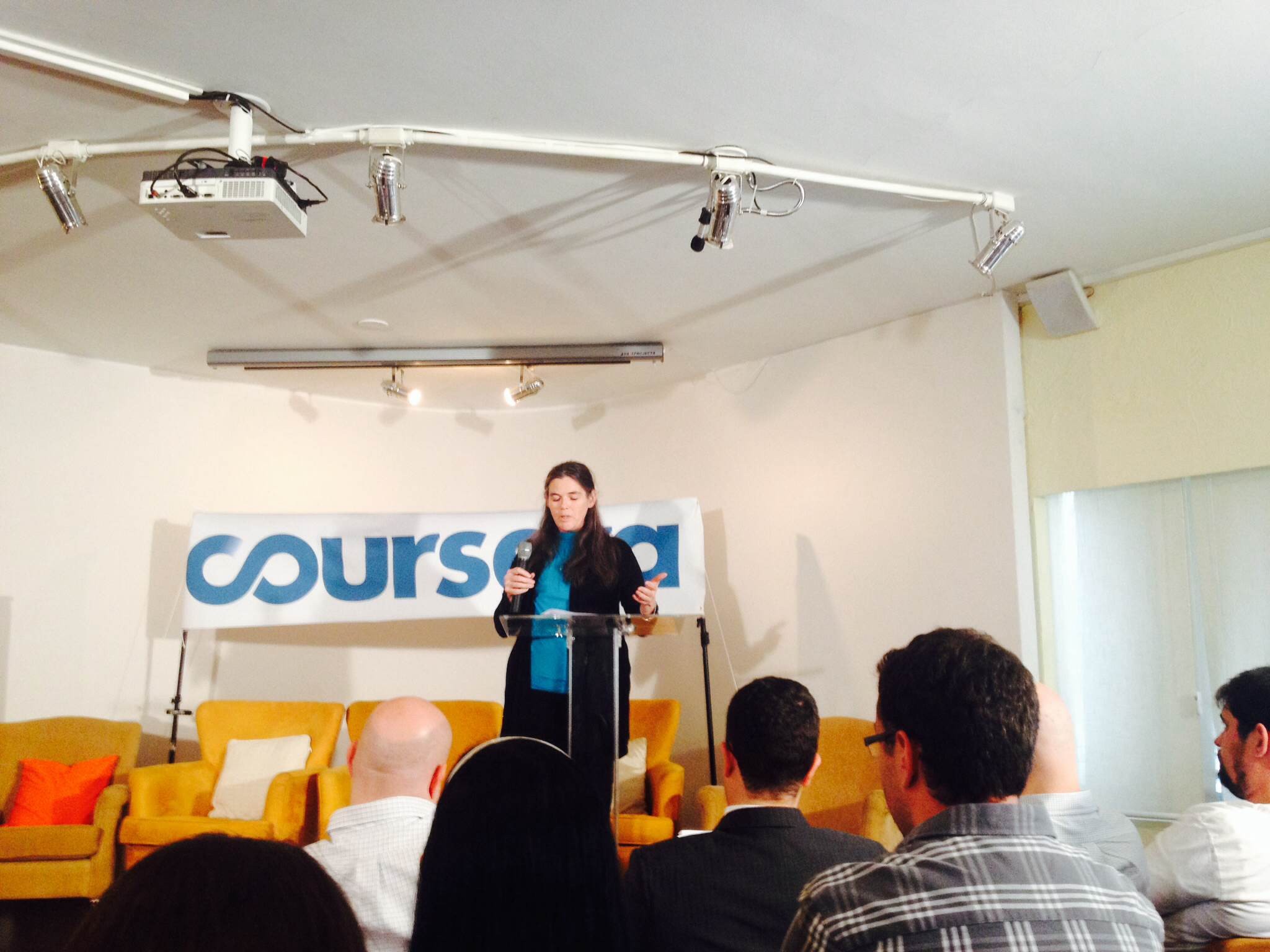 Daphne Koller, co-fundadora do Coursera anunciando o lançamento da ferramenta no Brasil (Foto: André Jorge de Oliveira/Ed. Globo)