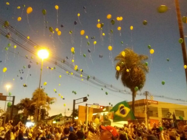 Protesto em Campo Grande foi encerrado com balões verde e amarelo no céu (Foto: Ronie Cruz/G1 MS) Protesto em Campo Grande foi encerrado com balões verde e amarelo no céu (Foto: Ronie Cruz/G1 MS)
