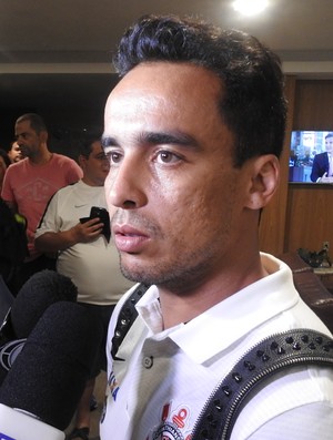 Jornalista concorda com Jadson  na reserva para entrar 