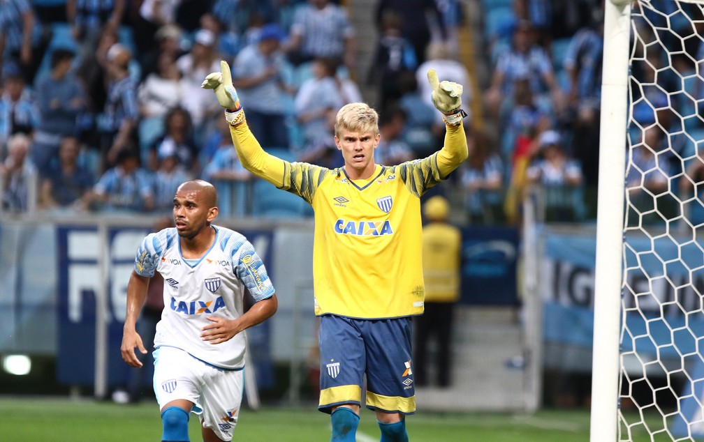Douglas, após pegar o pênalti de Edilson (Foto: Agência Estado)