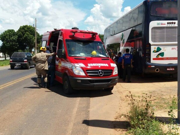 Macaco quebra, e ônibus cai sobre borracheiro que trocava pneu em Goiás (Foto: Divulgação/Corpo de Bombeiros)