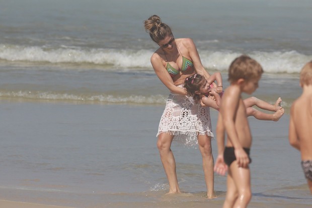 Grazi Massafera na praia com a filha Sofia (Foto: Dilson Silva/ AG. News) Grazi Massafera na praia com a filha Sofia (Foto: Dilson Silva/ AG. News)
