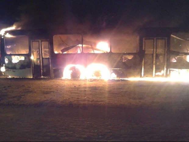 Ônibus foi incendiado e ficou completamente destruído em Campina Grande; este é o terceiro ataque a veículos de transporte coletivo na cidade desde a última quarta-feira (13) (Foto: Danilo Alves / TV Paraíba )