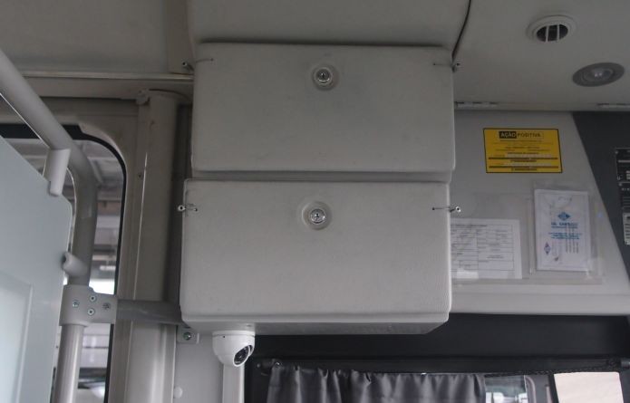 Caixa lacrada guarda o roteador que fornece conexão Wi-Fi dentro do ônibus (Foto: Pedro Zambarda/TechTudo)