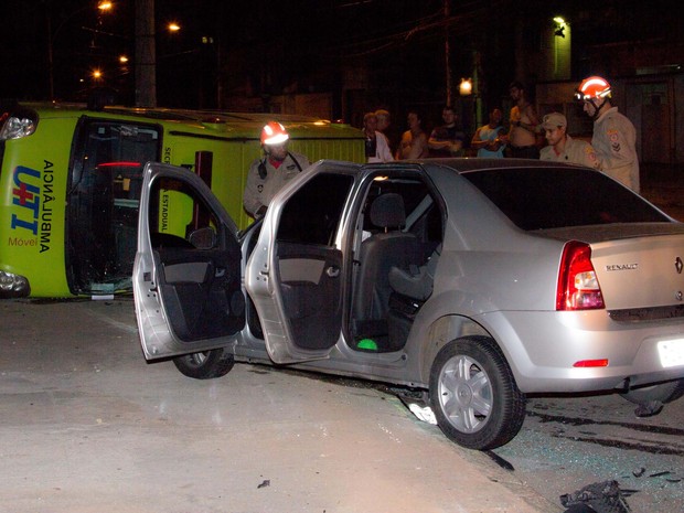 Ambulncia tombou quando transportava PM ferido no Alemo para hospital do Rio (Foto: DOUGLAS VIANA/FUTURA PRESS/FUTURA PRESS/ESTADO CONTEDO)