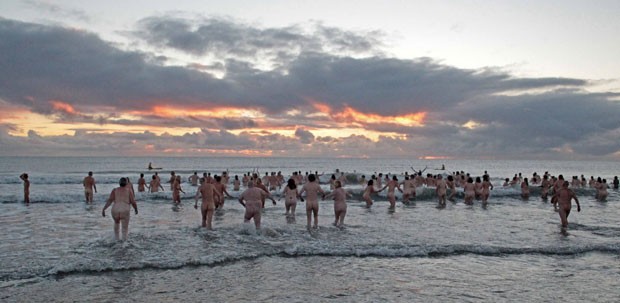 Mais de 200 banhistas nus enfrentaram o frio com o objetivo de quebrar o recordce mundial. (Foto: Lindsey Parnaby/AFP)