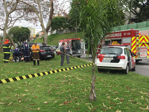Mulher morre em acidente em São José dos Campos (Foto: Eduardo de Paula/ TV Vanguarda)