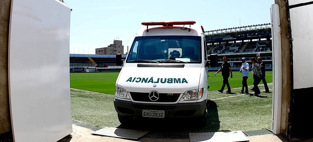 vistoria Vila Belmiro ambulância  (Foto: Ricardo Saibun / Divulgação Santos FC)