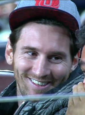 Messi acompanha jogo no Camp Nou (Foto: GloboEsporte.com)
