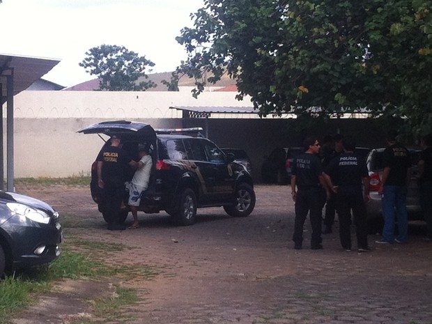 Suspeito é levado ao Instituto Médico Legal (IML) pra fazer exames após ser preso em Governador Valadares (MG). (Foto: Sávio Scarabelli/G1)