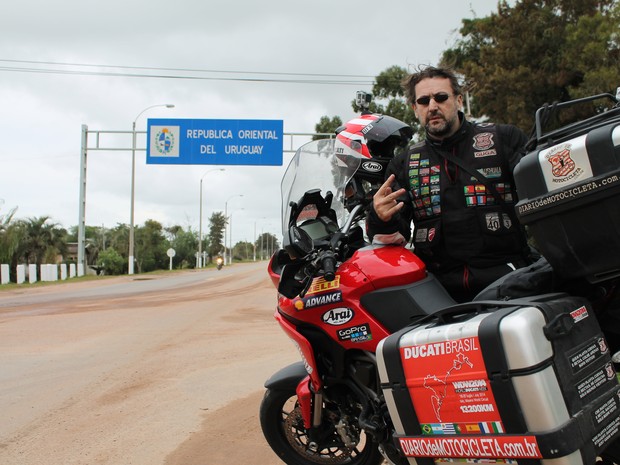 Viagem ao Uruguai também está no currículo do motociclista (Foto: Guga Dias / Arquivo Pessoal) Viagem ao Uruguai também está no currículo do motociclista (Foto: Guga Dias / Arquivo Pessoal)