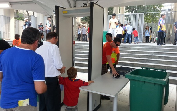 detector de metais Copa das Confederações Maracanã (Foto: Eduardo Peixoto) detector de metais Copa das Confederações Maracanã (Foto: Eduardo Peixoto)