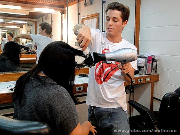 Christian Monassa treinou bastante para fazer uma escova igual a de salão (Foto: Malhação / TV Globo)
