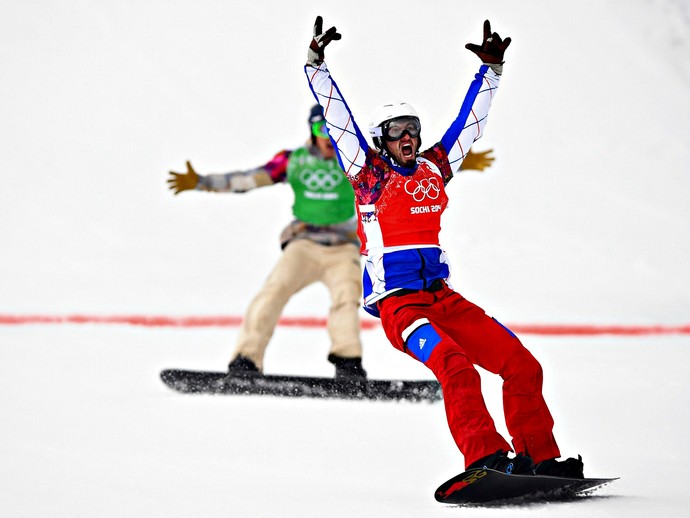 Francês Pierre Vaultier comemora vitória no snowboard cross em Sochi (Foto: Reuters)