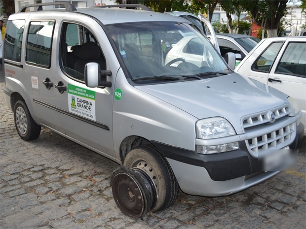 Doblò foi utilizada para assaltos a postos de combustíveis; veículo foi encontrado com pneu estourado (Foto: Divulgação/Codecom CG)