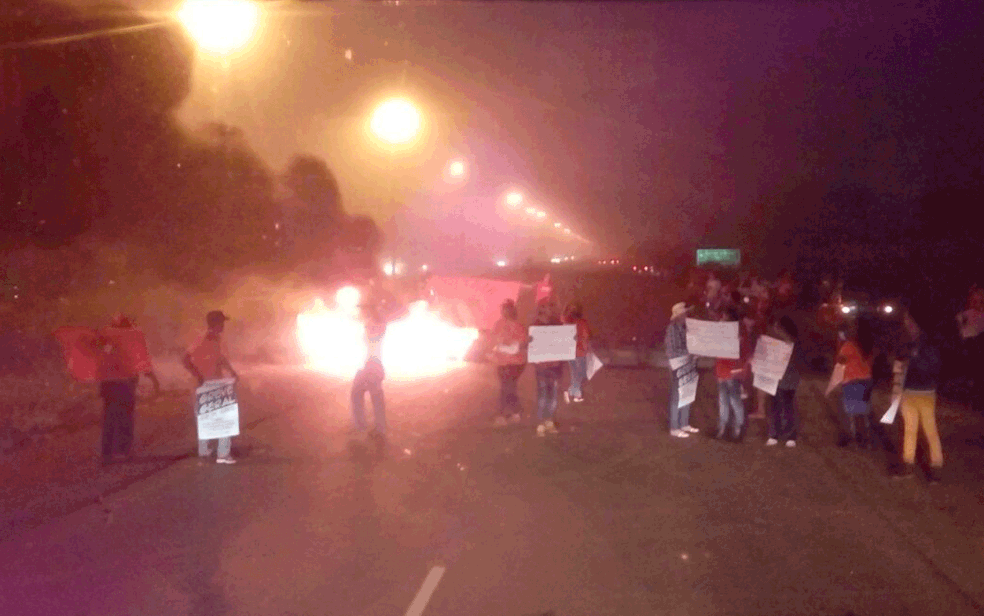 BR- 070, na altura de Ceilândia, no DF, foi bloqueada por manifestantes nesta sexta (28) (Foto: Arquivo Pessoal)